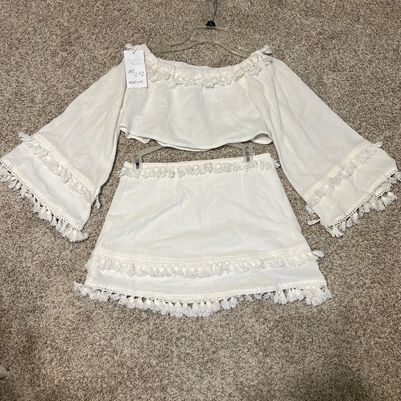 Cute skirt and cropped top set. Flowy sleeves. New, never worn - Picture 1 of 2